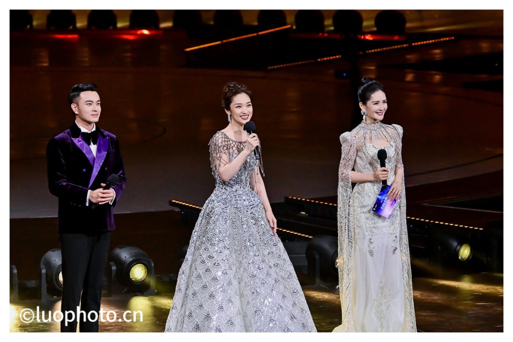 主持人 李博 蓝羽 谢娜 在舞台上的特写