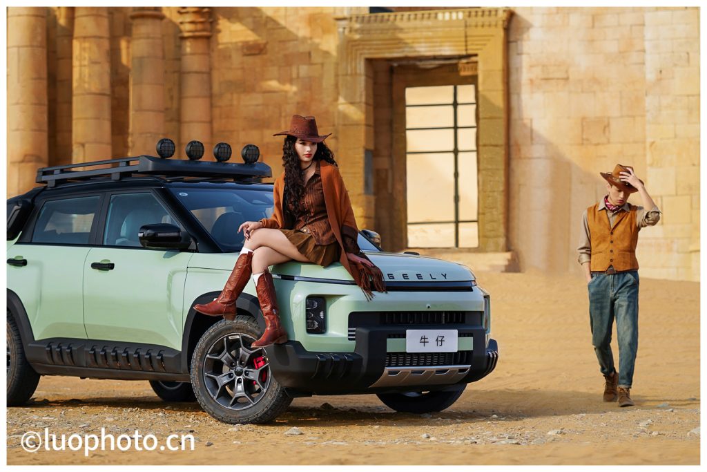 吉利牛仔车商业广告拍摄现场，模特与车辆的互动展示图