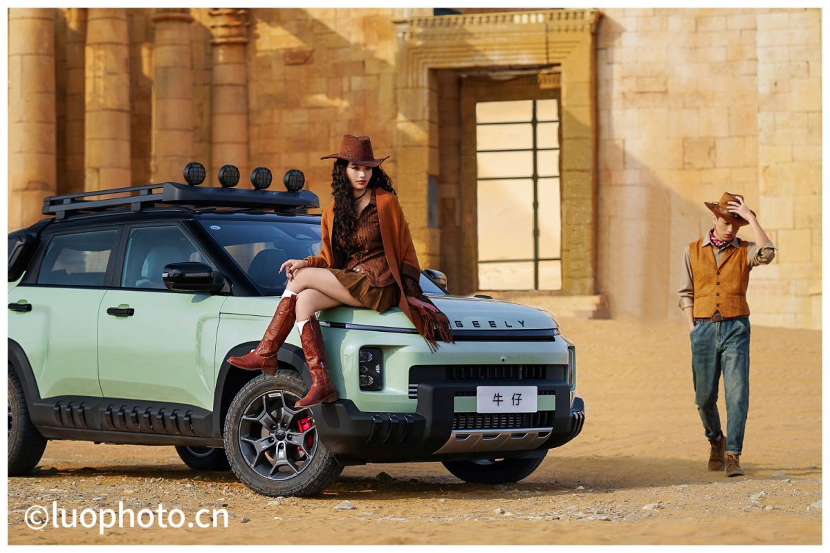 吉利牛仔车商业广告拍摄现场，模特与车辆的互动展示图
