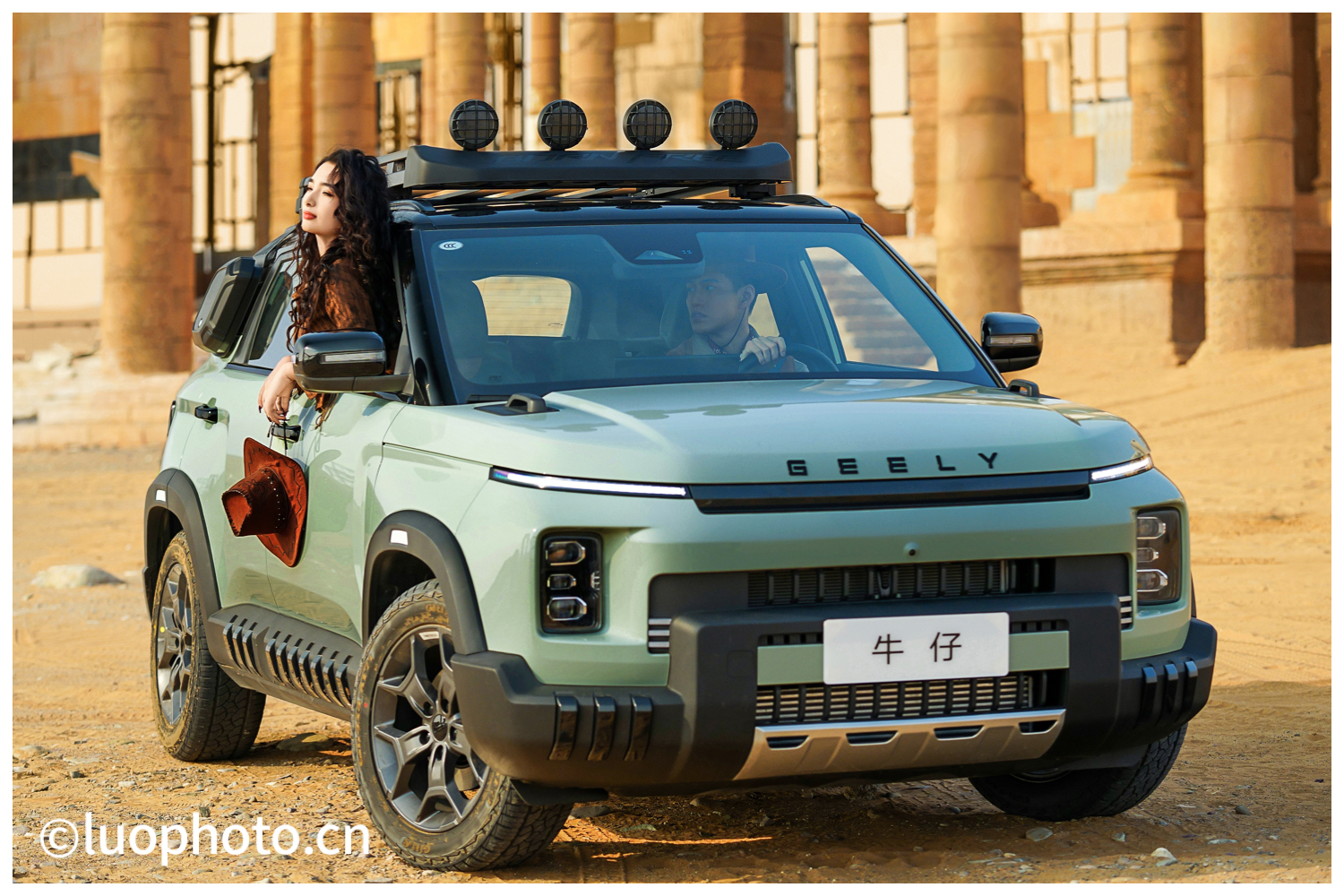 吉利牛仔车商业广告拍摄现场，模特与车辆的互动展示图