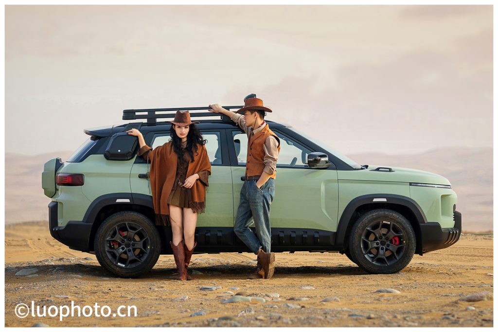 吉利牛仔车商业广告拍摄现场，模特与车辆的互动展示图