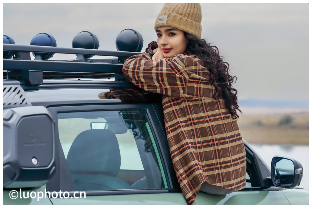 吉利牛仔车商业广告拍摄现场，模特与车辆的互动展示图