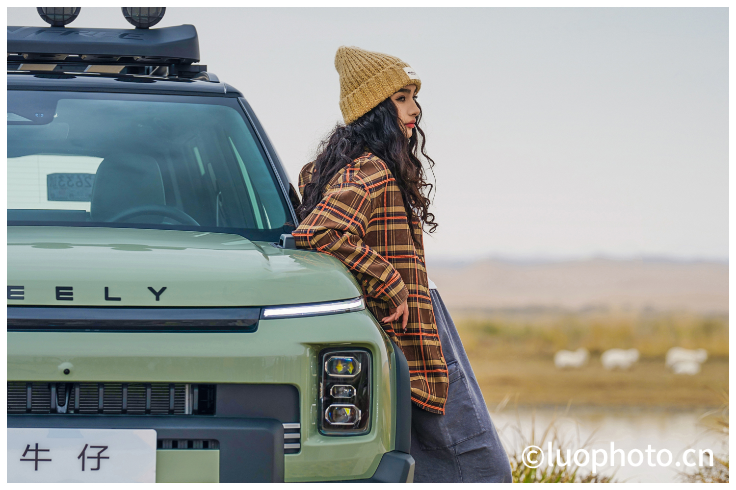 吉利牛仔车商业广告拍摄现场，模特与车辆的互动展示图