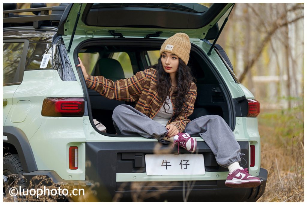 吉利牛仔车商业广告拍摄现场，模特与车辆的互动展示图