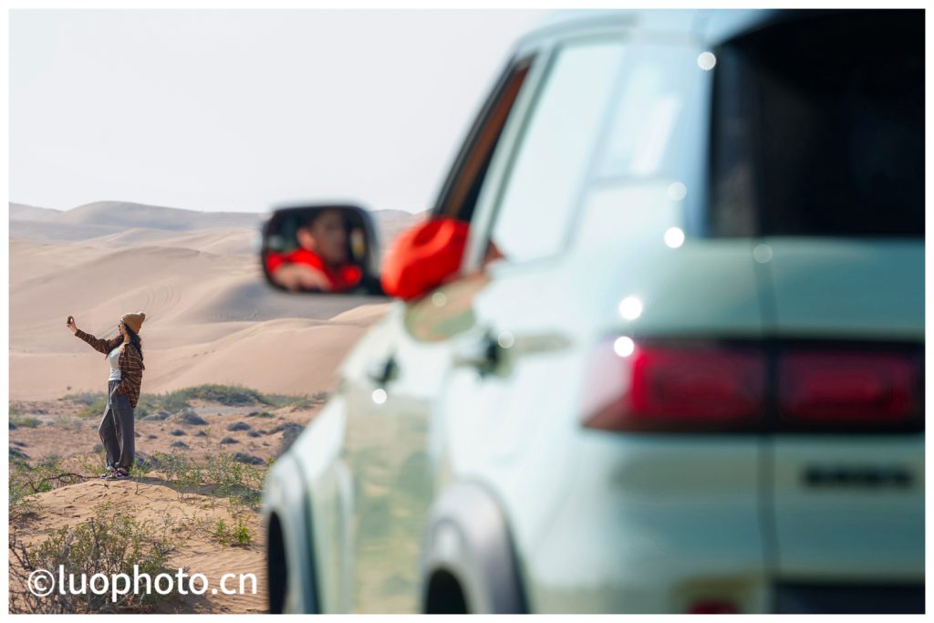 吉利牛仔车商业广告拍摄现场，模特与车辆的互动展示图