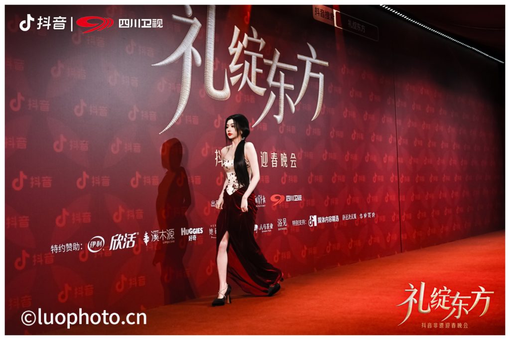 歌手孔雪儿在四川卫视抖音非遗迎春晚会的红毯上向观众致意