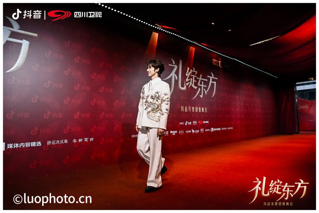 歌手颜安在四川卫视抖音非遗迎春晚会的红毯上向观众致意