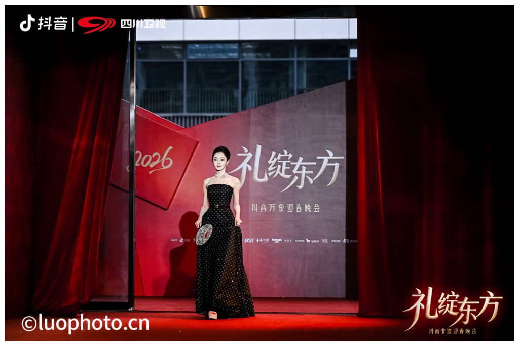 歌手宋轶在四川卫视抖音非遗迎春晚会的红毯上向观众致意