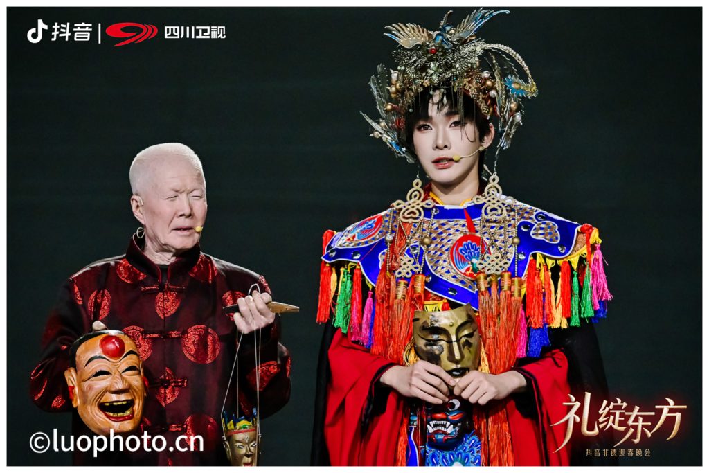 李大富和陈楚念在四川卫视抖音非遗迎春晚会舞台上表演