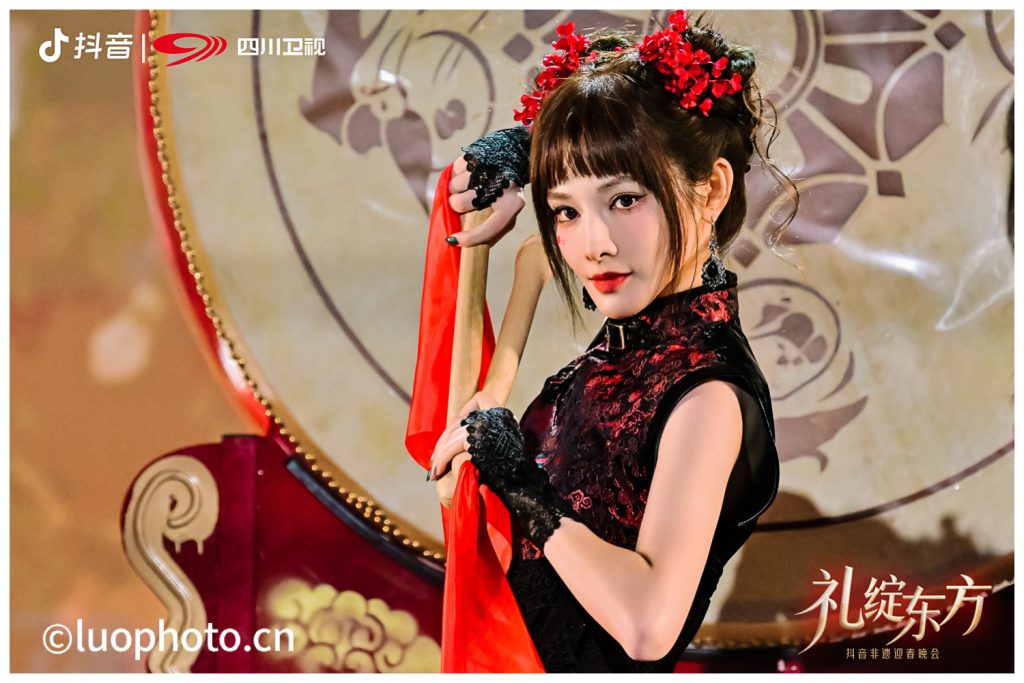 彭小冉在四川卫视抖音非遗迎春晚会舞台上表演