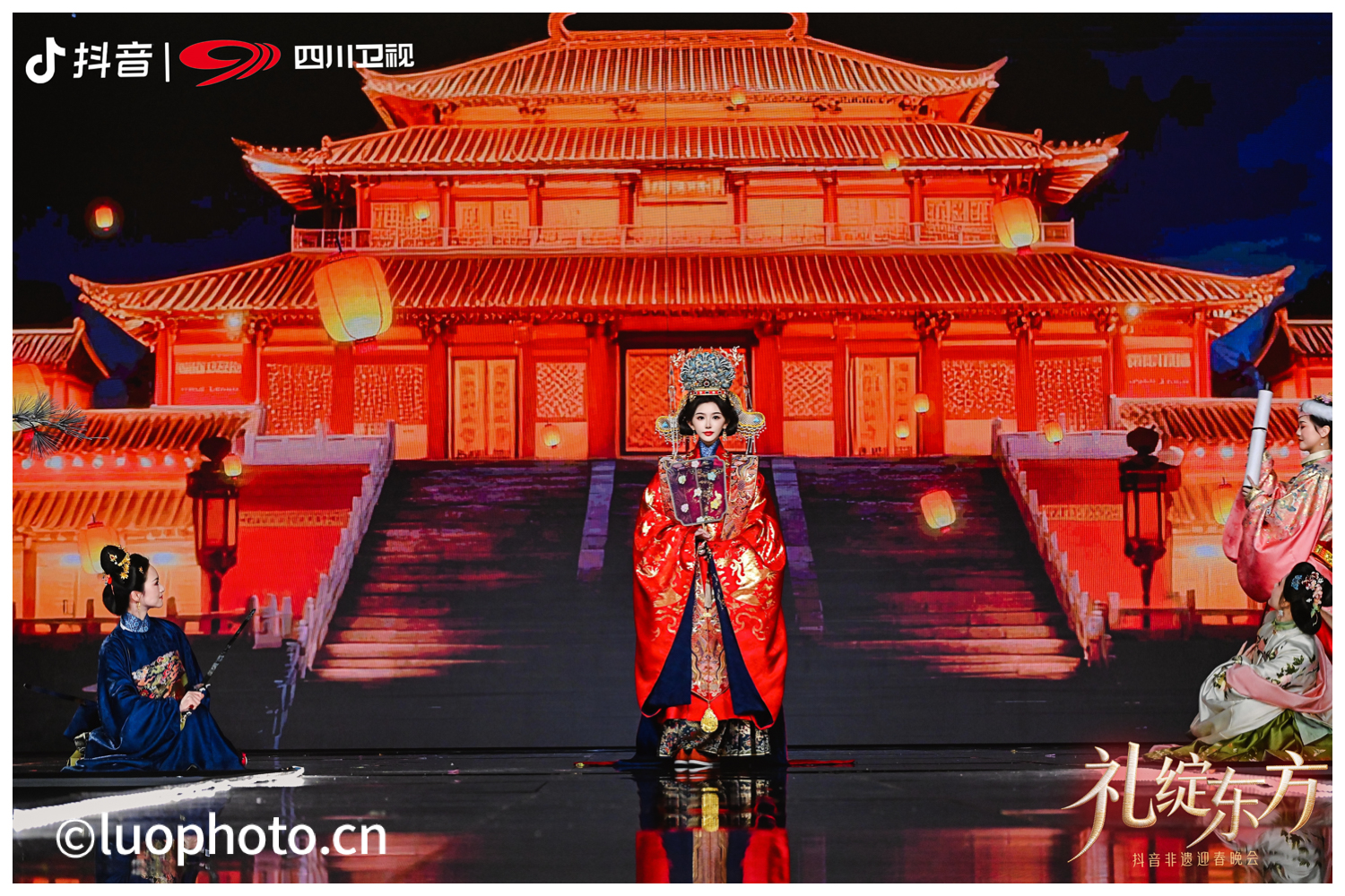 孔雪儿在四川卫视抖音非遗迎春晚会舞台上表演