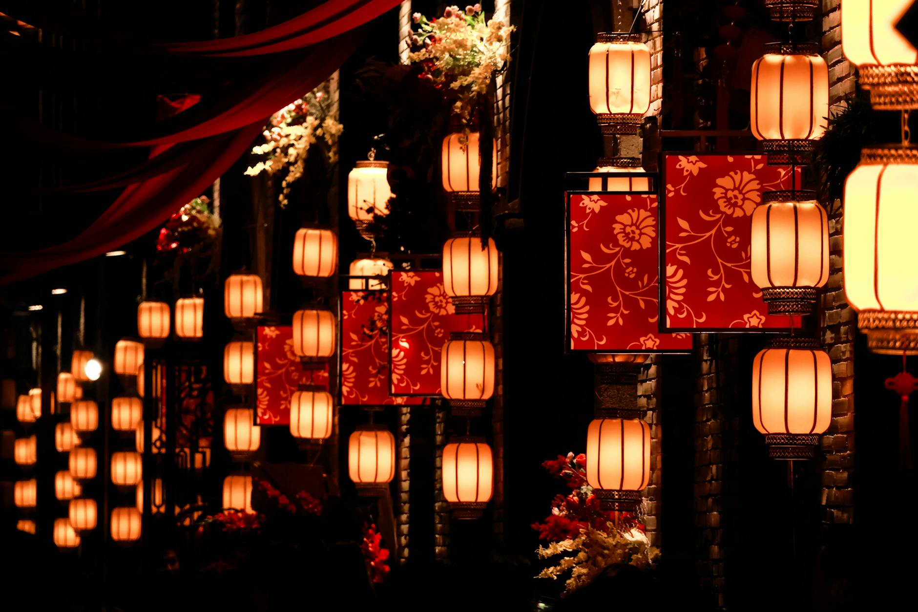 春节纪实摄影展情感叙事 (festival lantern street night warm)