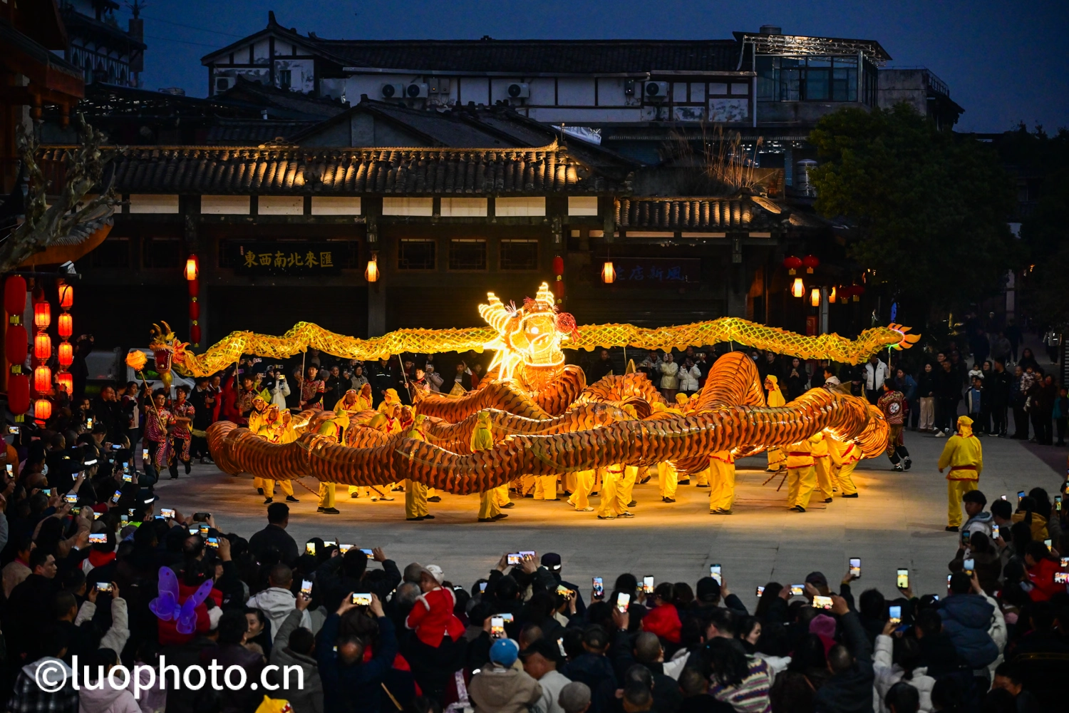 百米长龙舞动古镇