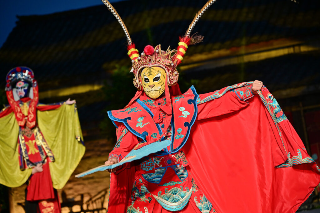 四川非遗川剧变脸表演现场实拍，专业摄影师捕捉演员身着传统戏服手持道具的瞬间，展现国粹艺术的神秘与震撼，商业活动文化演出摄影素材